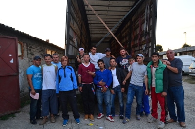 Déchargement d'un camion - Equipe de la fondation Un Coup de Main d'Emmaüs Iasi